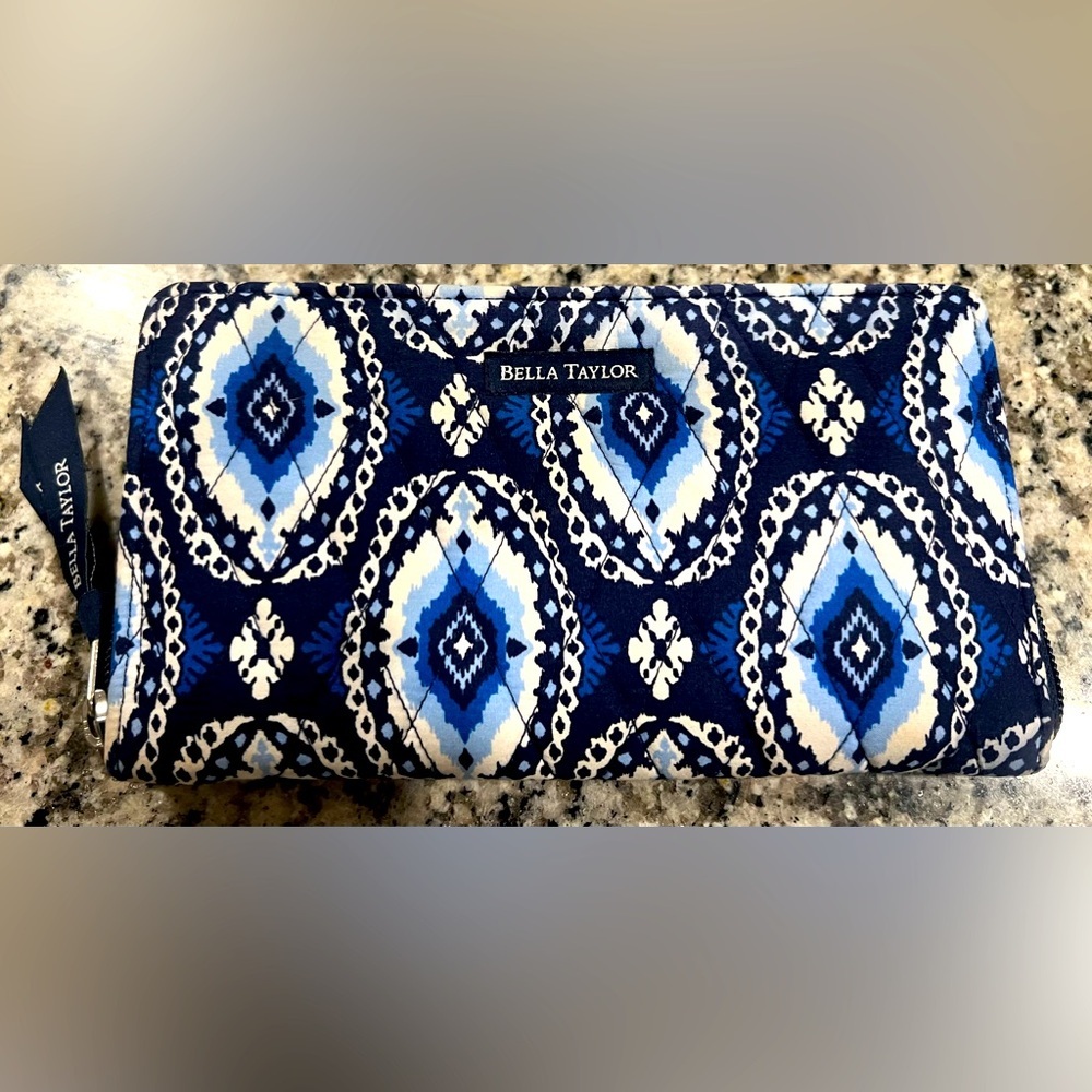 Bella Taylor Blue Quilted Abstract Geometric Design Wallet EUC! 💙🦋